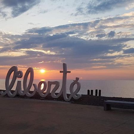 Deluxe Hotel Room In The Heart Of Batumi Orbi City A Block 外观 照片